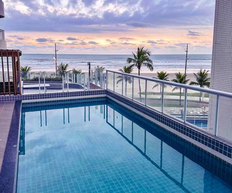 Piscina com vista para o mar.