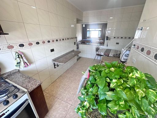 Cozinha americana com armários planejados com vista para o mar