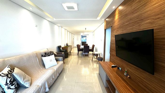 Sala ampla de 2 ambientes com teto rebaixado em gesso com iluminação em LED.