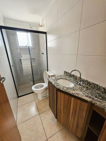 WC suíte com box de vidro.