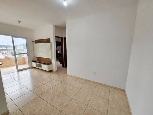 Sala bem iluminada de 2 ambientes.