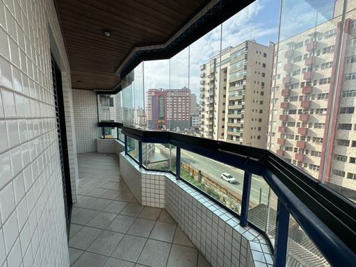 Sacada envidraçada com vista livre.