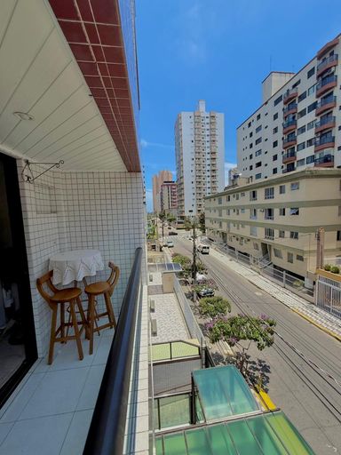 Sacada de frente para rua.