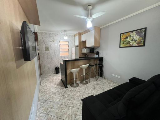 Sala com sofá e ventilador de teto.