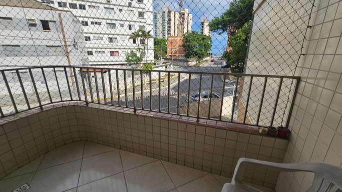 Sacada de frente para rua com vista para o mar.