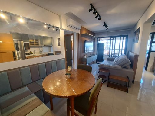 Sala de 2 ambientes com ar-condicionado.