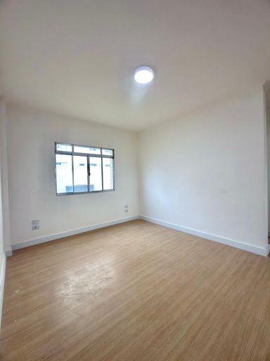 Sala bem iluminada com piso laminado.