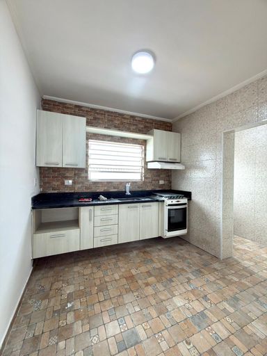 Cozinha com armários planejados.