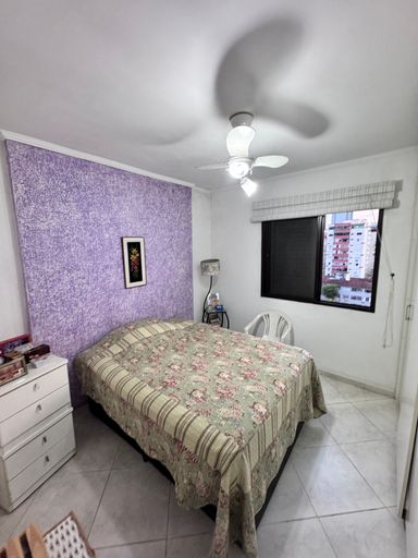 Suíte com 1 cama de casal com ventilador de teto e armários planejados.