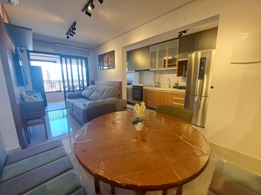 Sala de 2 ambientes com ar-condicionado.