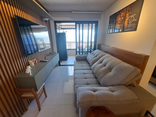 Sala de 2 ambientes com ar-condicionado.
