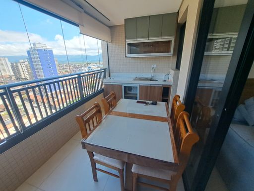 Sacada gourmet envidraçada com vista livre.