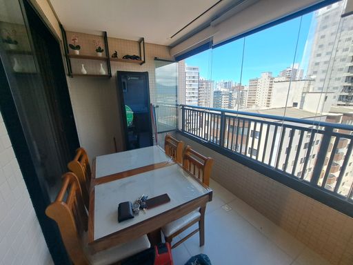 Sacada gourmet envidraçada com vista livre.