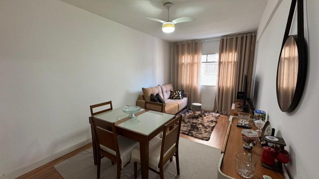 Sala bem iluminada com um ventilador de teto.