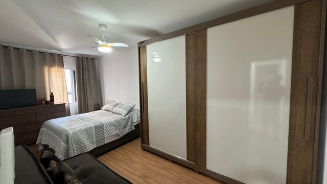 Dormitório amplo e bem iluminado.