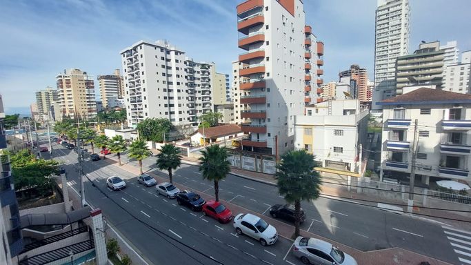 Sacada com vista para rua.