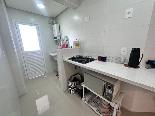 Cozinha com um cooktop.