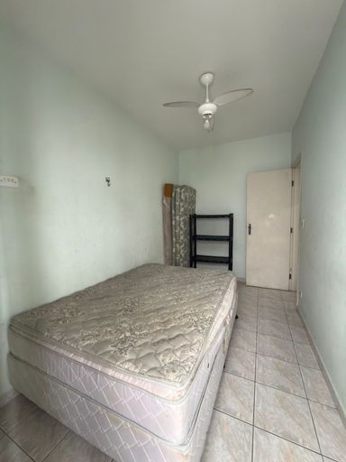 Dormitório espaçoso com uma sacada privativa.