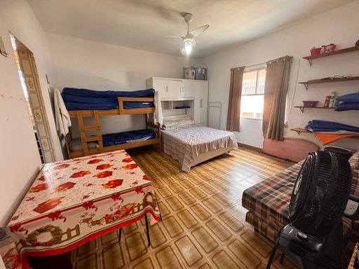 Sala living ampla e bem iluminada com ventilador de teto.