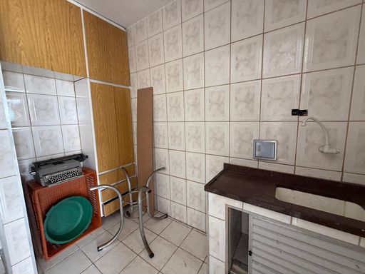 Cozinha com uma pia.