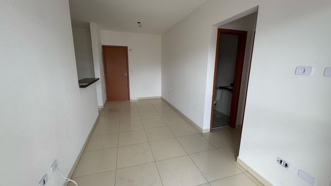 Sala bem iluminada.