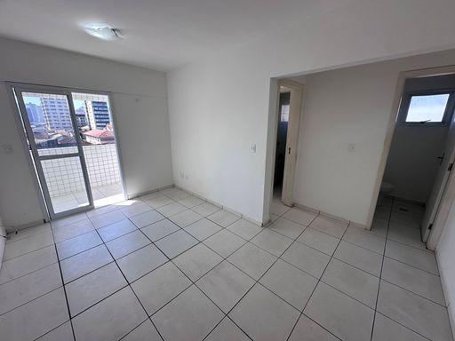 Sala ampla e bem iluminada, com sacada.
