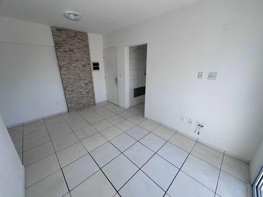 Sala ampla e bem iluminada, com sacada.