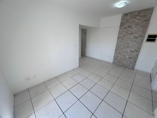 Sala ampla e bem iluminada, com sacada.