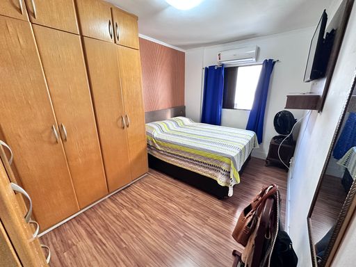 Dormitório bem iluminado e espaçoso.