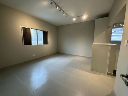 Sala living espaçosa com planejados.