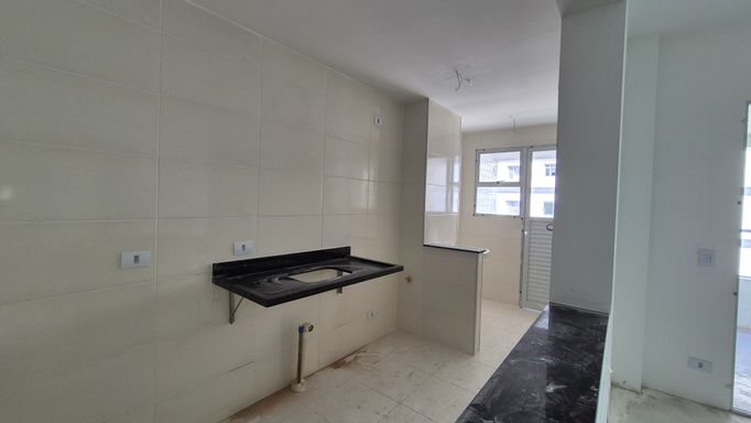 Cozinha americana com uma pia.