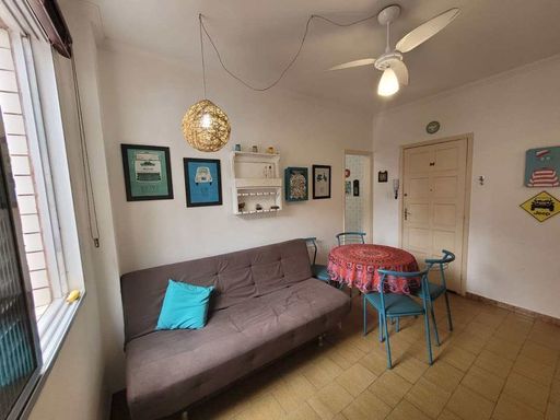 Sala bem iluminada e mobiliada com um ventilador de teto.