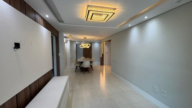 Sala ampla de 2 ambientes com ar-condicionado.