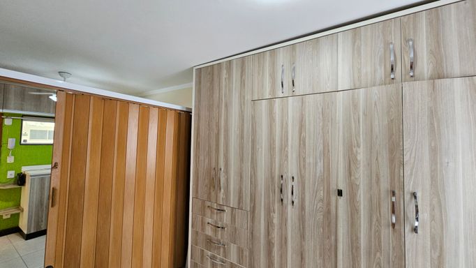 Sala living com guarda-roupa.