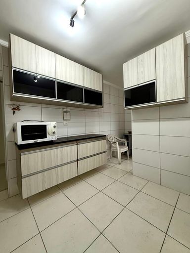 Cozinha com armários planejados.