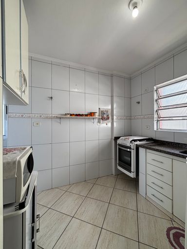 Cozinha com azulejos brancos