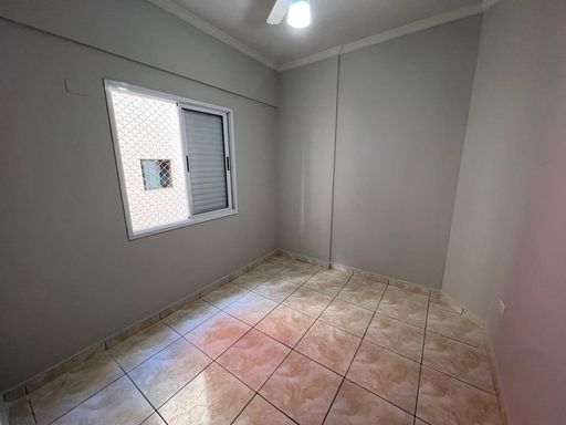 Dormitório com ventilador de teto.