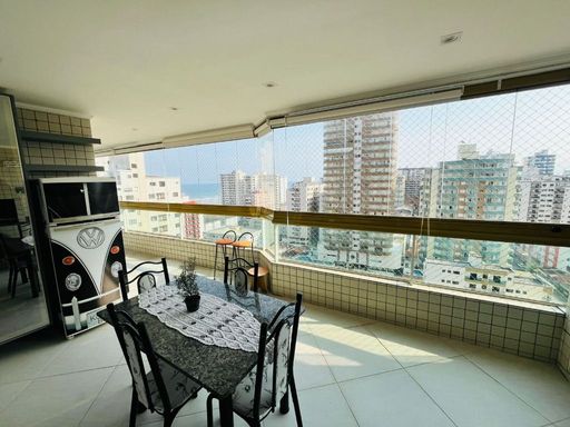 Sacada gourmet envidraçada com vista livre e vista para o mar.