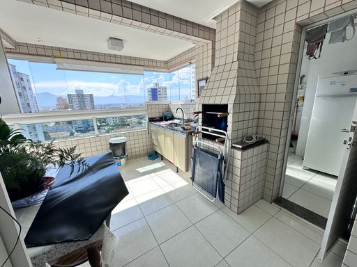 Sacada gourmet envidraçada com vista  livre.