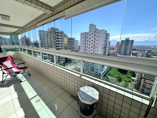Sacada gourmet envidraçada com vista  livre.