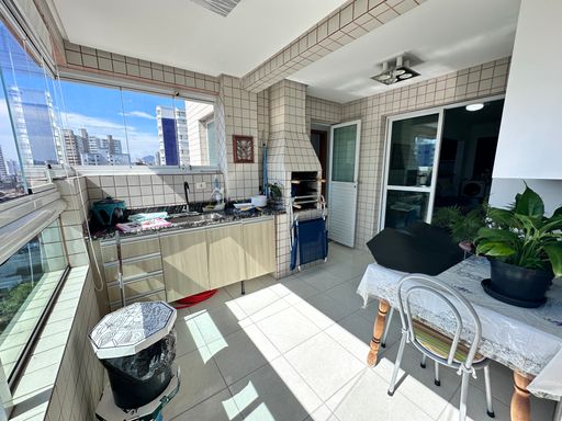 Sacada gourmet envidraçada com vista  livre.