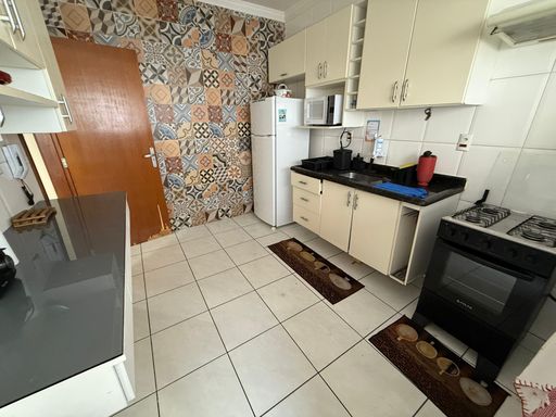 Cozinha ampla com armários planejados.
