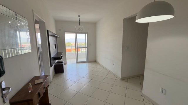 Sala bem iluminada de 2 ambientes.