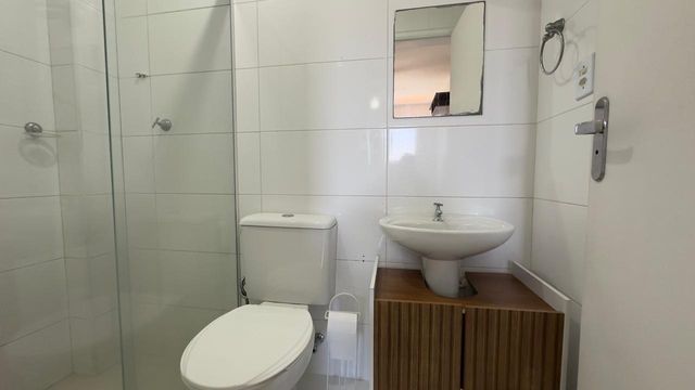 WC suíte com box de vidro.