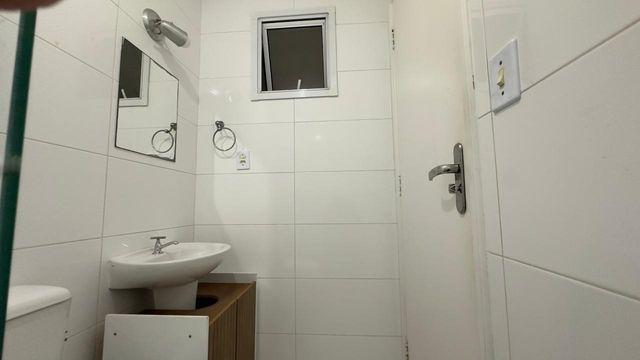 WC suíte com box de vidro.