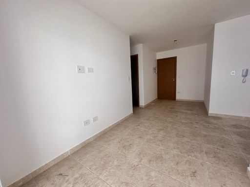 Sala bem iluminada de 2 ambientes.