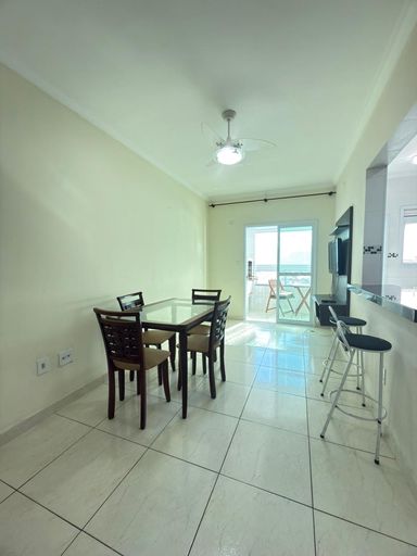 Sala de 2 ambientes bem iluminado com ventilador de teto.