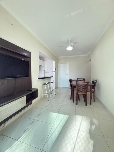 Sala de 2 ambientes bem iluminado com ventilador de teto.