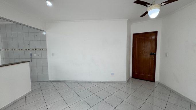 Sala ampla com muita iluminação natural e ventilador de teto.