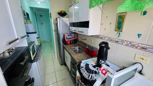 Cozinha bem iluminada.